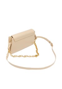 Borsa a tracolla in pelle beige con chiusura a pattina, dotata di una tracolla in catena dorata e una tracolla rimovibile. Tessuto liscio e design minimalista.