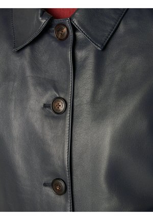 Cappotto in pelle nera frontale con tre bottoni marrone scuro e colletto appuntito, che mostra una texture liscia e cuciture impunturate.