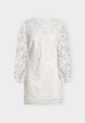 Hvid blondekjole med lange gennemsigtige puffede ærmer, indviklet blomsterbroderi, rund halsudskæring og bindelukning bagpå.