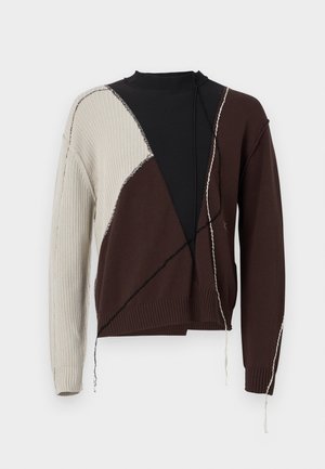 Pullover in maglia nero, marrone e crema con un motivo geometrico; presenta una texture a coste, orli non finiti e fili pendenti.