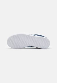 adidas Originals GAZELLE - Baskets basses - collegiate navy/clear sky/footwear white