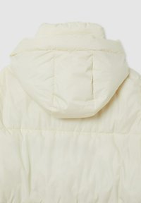 Giacca puffer crema con cappuccio, caratterizzata da un design trapuntato, una texture morbida e dettagli di cucitura visibili sul retro.