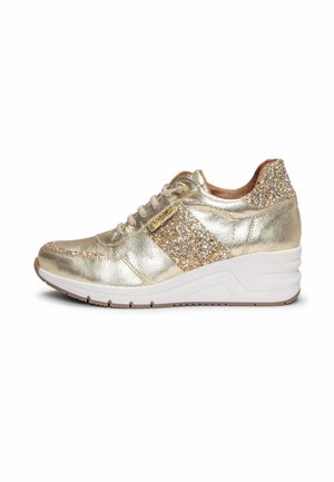 Zapatilla metálica dorada con detalles de brillo, suela blanca acolchada, cordones delanteros y etiqueta lateral de la marca sobre fondo blanco.