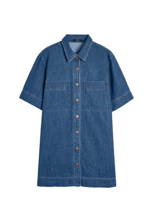 Dżinsowa sukienka koszulowa w średnim niebieskim kolorze, krótki rękaw, z dwoma przednimi kieszeniami, zapinana na guziki z klasycznym kołnierzykiem.