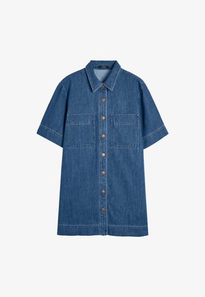 Dżinsowa sukienka koszulowa w średnim niebieskim kolorze, krótki rękaw, z dwoma przednimi kieszeniami, zapinana na guziki z klasycznym kołnierzykiem.