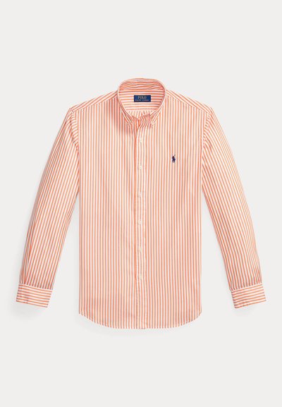 Chemise à manches longues boutonnée avec des rayures verticales orange et blanches et un logo Polo Ralph Lauren brodé en bleu sur la poitrine.