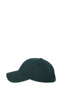Cappellino da baseball verde scuro con visiera curva, materiale in cotone morbido, dettagli cuciti e piccoli fori di ventilazione sulla corona.