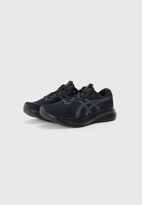 Zapatillas de correr negras con parte superior de malla, suela acolchada, suela de goma texturizada y un sutil detalle de logo en el lateral.