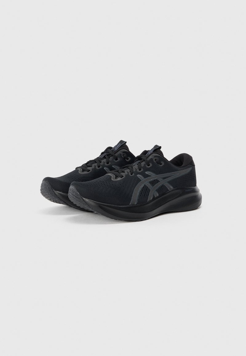 Schwarze Laufschuhe mit einem Obermaterial aus Mesh, einer gepolsterten Sohle, einer strukturierten Gummilaufsohle und einem dezenten Logodetail an der Seite.