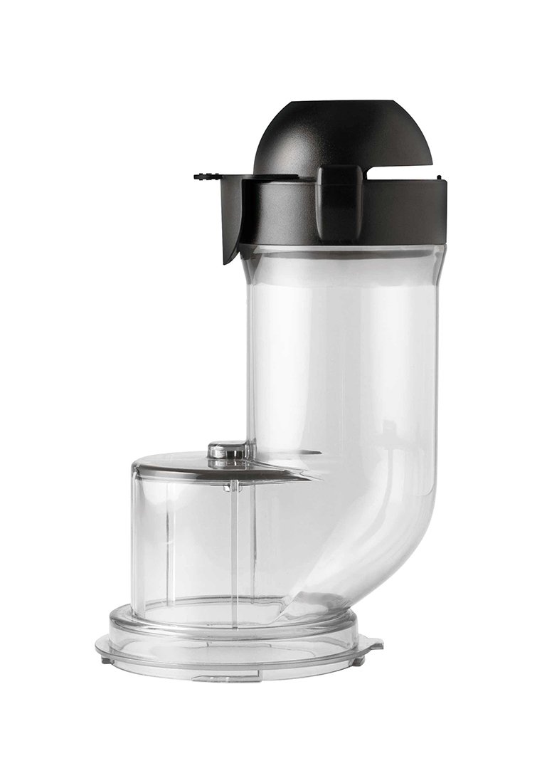 Průhledný plastový příslušenství kuchyňského spotřebiče s zakřiveným žlabem a černým víčkem, určený k podávání jídla do zařízení.