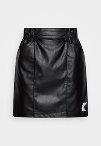 Svart imitationläderkjol med elastisk midja, har sidofickor och en vit broderad "K"-logotyp på nedre högra sidan.