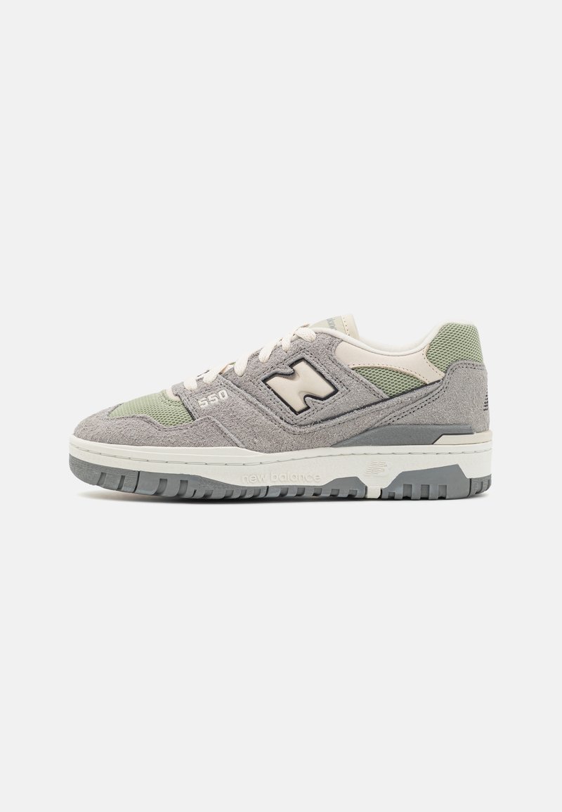 Baskets New Balance grises et vertes avec une tige en daim et mesh, un col rembourré, une semelle en caoutchouc texturée et une semelle intermédiaire blanche. Caractérisées par le logo « 550 ».