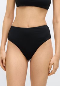 Μαύρο σλιπ μπικίνι με ψηλή μέση, κατασκευασμένο από λείο, ελαστικό ύφασμα με κλασικό σχέδιο και χωρίς ορατό εξοπλισμό ή σχέδια.