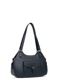 Borsa in pelle blu con forma curva, manici corti, tasca frontale con fibbia e finitura texture. Accenti in metallo argentato.