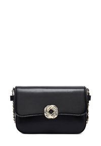 Borsa a tracolla in pelle nera con finitura liscia, dotata di un lucchetto in tono oro intrecciato e tracolla a catena. Forma rettangolare, design minimalista.