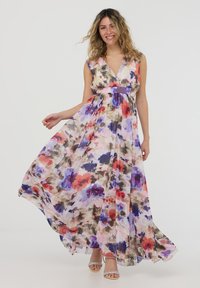 Abito lungo floreale in tessuto trasparente presenta un collo a V, design senza maniche e una vita aderente con gonna fluttuante in tonalità di rosa, rosso e viola.
