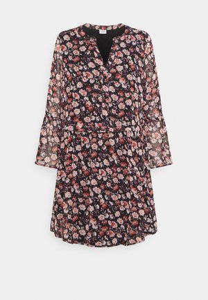 Robe noire à fleurs avec manches longues transparentes, décolleté en V, taille cintrée et motif de fleurs rouges et roses.