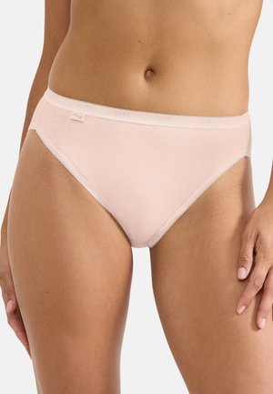 Lyserøde bomuldsunderbukser med blød tekstur, elastik i taljen og delikat blonderkant langs kanterne. Simpelt design uden mønstre eller yderligere detaljer.