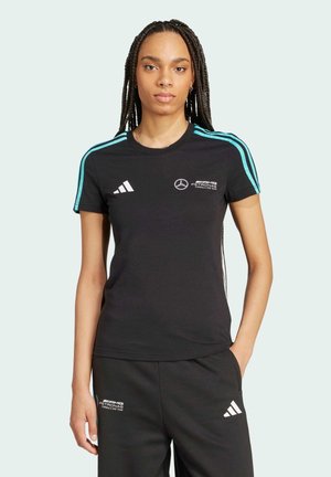 Crna pamučna majica s tirkiznim trakama na ramenima, s Mercedes AMG logotipom i Adidas logotipom, okrugli izrez i kratki rukavi.