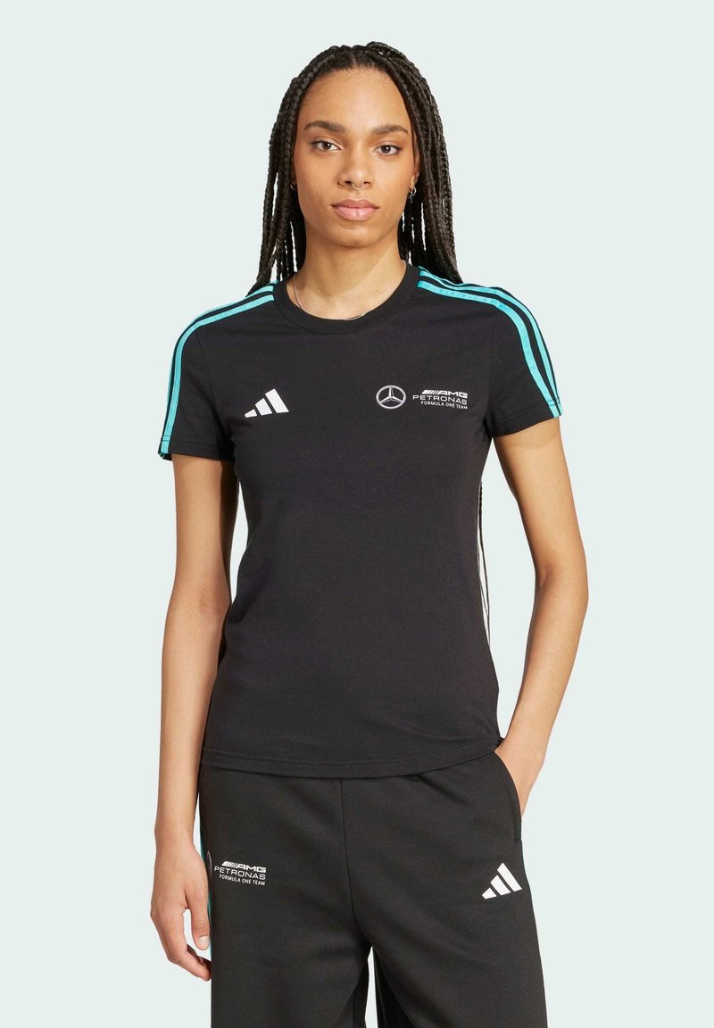 Sort bomulds t-shirt med turkise skulderstriber, prydet med Mercedes AMG-logo og Adidas-logo, rund halsudskæring og korte ærmer.