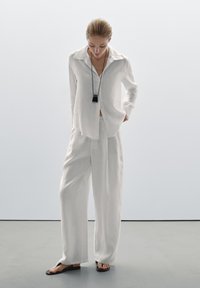 Massimo Dutti OPEN COLLAR LONG SLEEVE - Skjortebluser - white