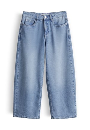 Hellblaue Jeans mit weitem Bein, vorne Knopf- und Reißverschluss, Gürtelschlaufen und Fünf-Taschen-Design auf weißem Hintergrund.