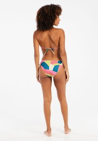 Färggäng bikini-set med ett mångfärgat abstrakt mönster, justerbar knyt-bak topp och högskuren botten med siddekor.