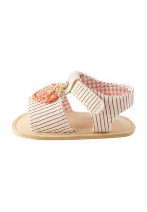 Sandal din material în dungi, cu design deschis, detalii din croșetă portocalie și talpă moale bej. Dispune de curele mai late pentru un fit de susținere.