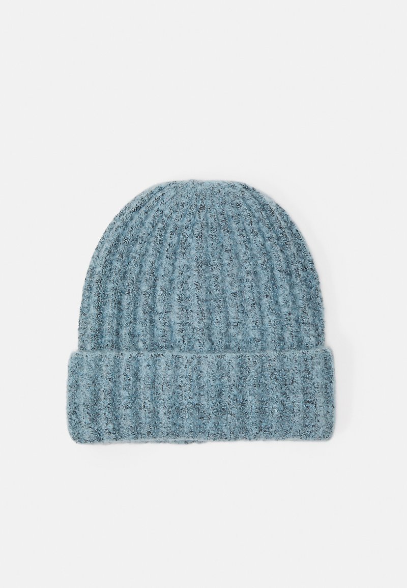 Gorro de malha azul com nervuras, com uma textura suave e bainha dobrada. Apresenta um padrão de tecido denso para calor e conforto.