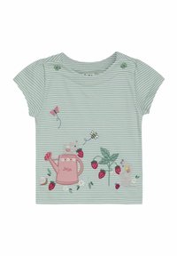 Lichtgroen gestreepte T-shirt met korte mouwen, featuring een roze gieter en aardbeien borduurlwerk, met muis- en vlinderaccenten. Knopen detail op de schouder.