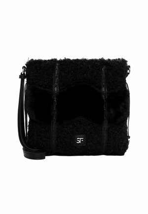 Borsa nera realizzata in tessuto testurizzato con dettagli in finta pelliccia, dotata di una chiusura con zip, manici piatti e una placca con logo sul davanti.