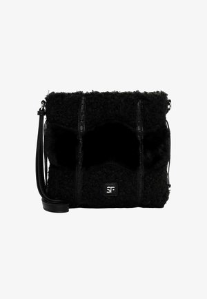 Schwarze Handtasche aus strukturiertem Stoff mit Kunstfellakzenten, ausgestattet mit einem Reißverschluss, flachen Trägern und einer Logo-Platte auf der Vorderseite.