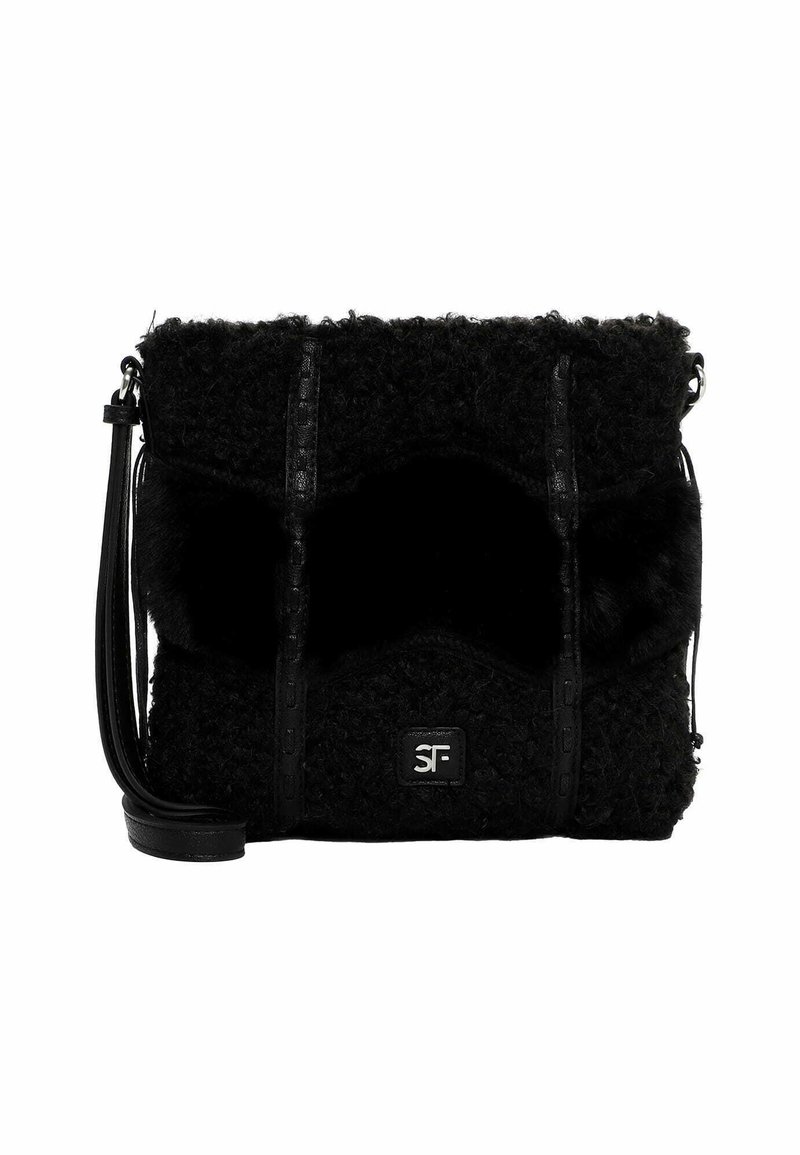 Borsa nera realizzata in tessuto testurizzato con dettagli in finta pelliccia, dotata di una chiusura con zip, manici piatti e una placca con logo sul davanti.