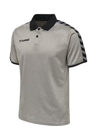 Hellgraues Polohemd mit schwarzem Kragen, schwarzem hummel-Logo auf der Brust und schwarzen Chevron-Streifen an Schultern und Ärmeln.