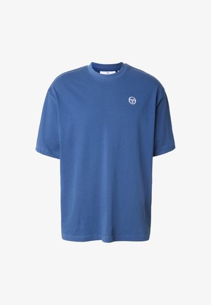 Plava majica kratkih rukava s okruglim ovratnikom i malim bijelim okruglim logotipom na lijevoj strani prsa.