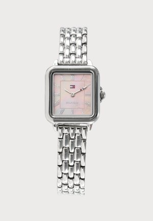Quadratische silberne Armbanduhr mit rosa Zifferblatt, römischen Ziffern, silbernem Gliederarmband und Tommy Hilfiger-Logo unterhalb des 12-Uhr-Zeichens.