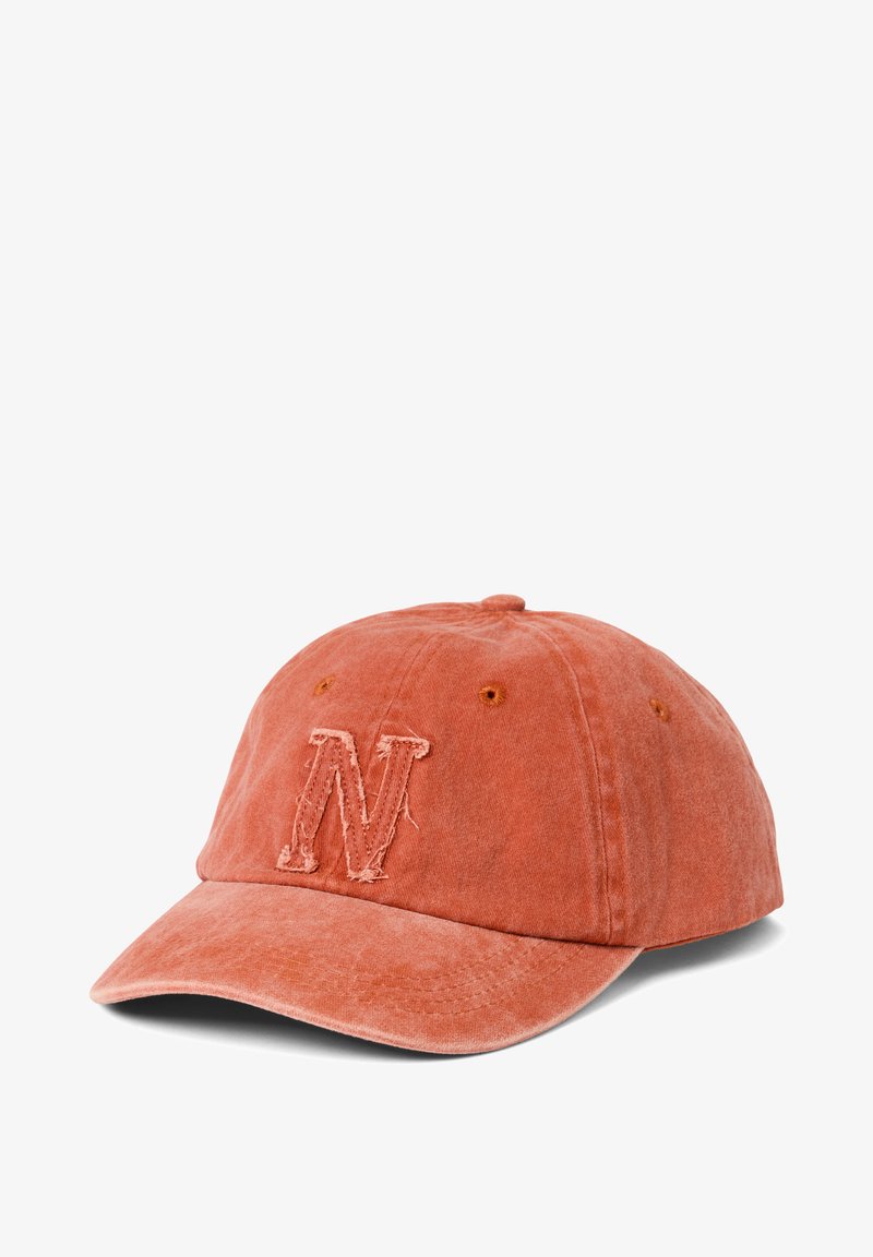 Casquette de baseball couleur rouille avec une lettre "N" brodée effilochée sur le devant, dotée d'œillets de ventilation et d'une visière courbée.