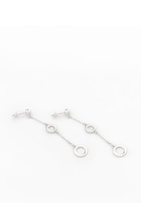 Orecchini a goccia in argento con tre accenti circolari su catene, dotati di chiusura a perno. Il design mette in risalto linee nette e una finitura lucidata.