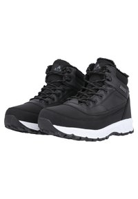 Zapatos de senderismo de media altura en negro con parte superior sintética texturizada, suela blanca, cordones y un cuello forrado de piel; diseñados para la durabilidad y la comodidad.