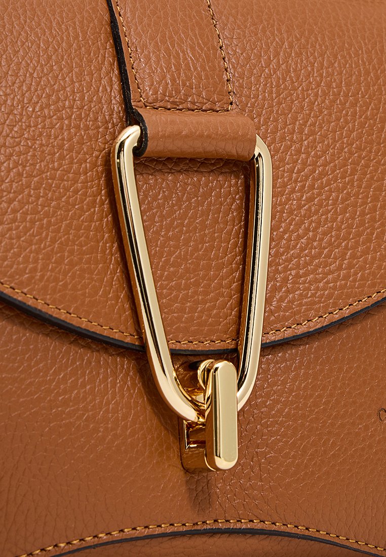 Sac à main en cuir marron texturé avec un fermoir en métal doré et un détail de boucle. Présente des coutures contrastées et un design élégant.