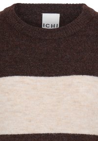 Pull col rond marron avec une large bande horizontale beige sur la poitrine ; étiquette de marque ICHI visible au col.