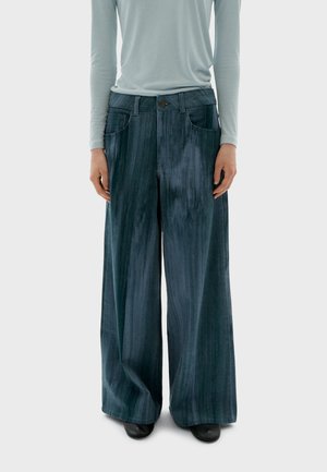 - Jeansy Relaxed Fit