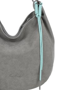 Grau suede Hobo-Tasche mit einer glatten Textur, einem oberen Reißverschluss und einem türkisfarbenen geflochtenen Akzent am Griff für zusätzliche Details.