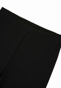 Fekete, magas derekú nadrág sima textúrával, lapos derékrésszel és középső hátsó varrással, felülnézetből bemutatva.