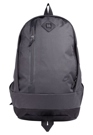 Sac à dos Nike noir avec une poche zippée verticale à l'avant, un fond rembourré et une boucle de portage supérieure.