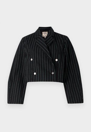 Lõigatud topeltkanga jope mustast kangast, millel on vertikaalsed sinised triibud, hõbedaste nuppude ja kilega krae.