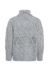 Grau gestrickter Pullover mit hohem Kragen, ausgestattet mit einem strukturierten Muster aus Rauten und Zopfmustern. Rippbündchen an Saum und Ärmeln sorgen für zusätzliche Details.
