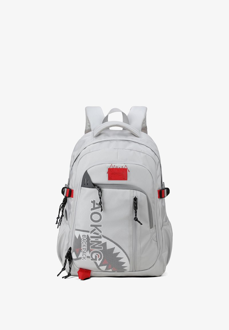 Zaino grigio realizzato in tessuto resistente, con dettagli neri, un'etichetta rossa, tasca in rete e chiusure con coulisse. Include spallacci imbottiti.