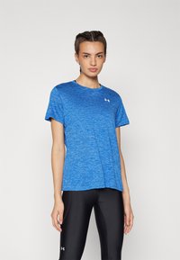 Camiseta atlética azul de manga corta, con cuello redondo y tejido texturizado. Presenta un sutil patrón marmoleado y un pequeño logo en el pecho.