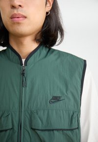 Nike Sportswear TECH WOVEN VEST - Weste - vintage green/dark grey heather/black